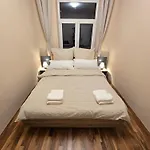 Apart-hotel Boardinghouse Mit 10 Grossen Mit Parkplatz Und Balkon