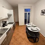 Boardinghouse Mit 10 Grossen Mit Parkplatz Und Balkon