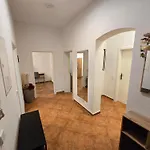 Boardinghouse Mit 10 Grossen Mit Parkplatz Und Balkon Apart-hotel 4*