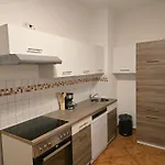 Apart-hotel Boardinghouse Mit 10 Grossen Mit Parkplatz Und Balkon 4*