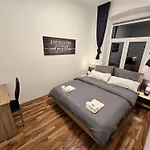 Apart-hotel Boardinghouse Mit 10 Grossen Mit Parkplatz Und Balkon 4*