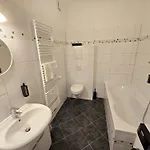 Apart-hotel Boardinghouse Mit 10 Grossen Mit Parkplatz Und Balkon