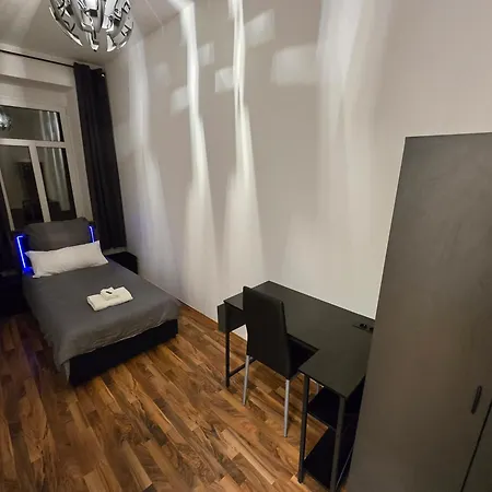 شقة فندقية Boardinghouse Mit 10 Grossen Mit Parkplatz Und Balkon شيمنيتز