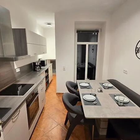 Boardinghouse Mit 10 Großen Mit Parkplatz Und Balkon