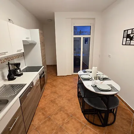 Boardinghouse Mit 10 Großen Mit Parkplatz Und Balkon