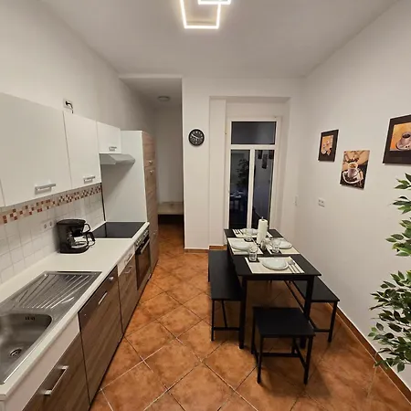 Aparthotel Boardinghouse Mit 10 Großen Mit Parkplatz Und Balkon 3*