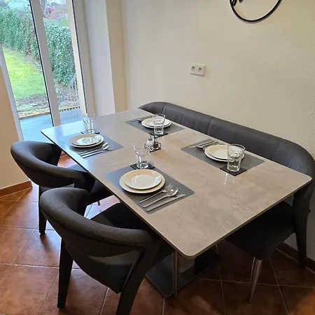 Aparthotel Boardinghouse Mit 10 Grossen Mit Parkplatz Und Balkon 4*
