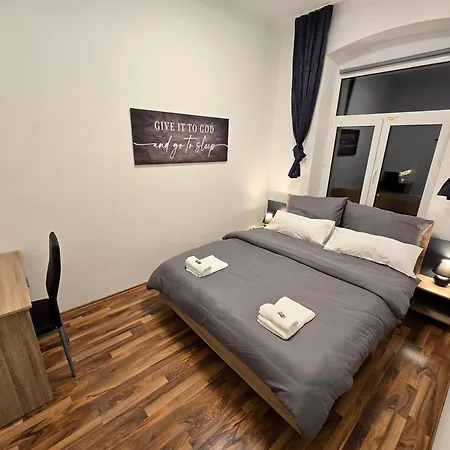 Aparthotel Boardinghouse Mit 10 Grossen Mit Parkplatz Und Balkon 4*
