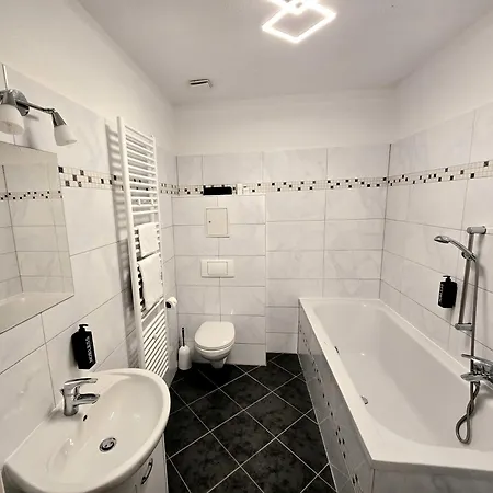 Boardinghouse Mit 10 Grossen Mit Parkplatz Und Balkon شيمنيتز