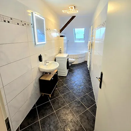 Boardinghouse Mit 10 Großen Mit Parkplatz Und Balkon 3*