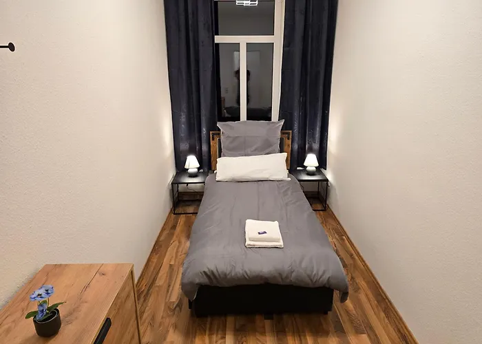 Boardinghouse Mit 10 Grossen Mit Parkplatz Und Balkon شيمنيتز