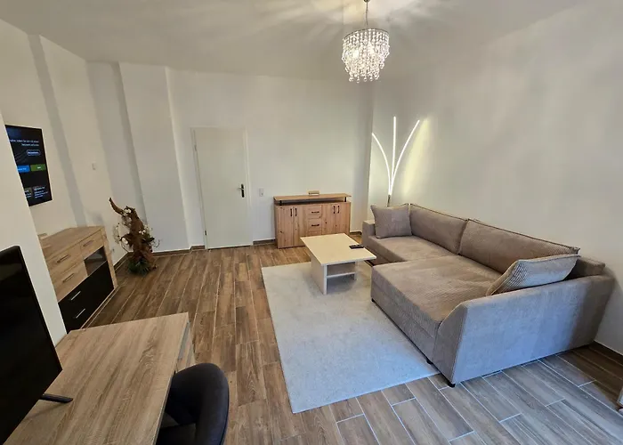 Boardinghouse Mit 10 Grossen Mit Parkplatz Und Balkon شيمنيتز