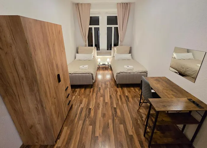 Boardinghouse Mit 10 Grossen Mit Parkplatz Und Balkon شيمنيتز