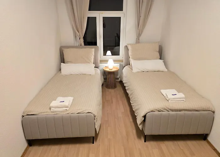 Boardinghouse Mit 10 Grossen Mit Parkplatz Und Balkon شيمنيتز