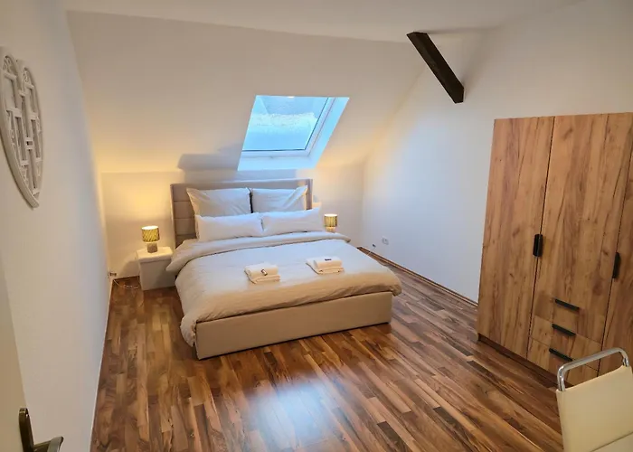 Boardinghouse Mit 10 Grossen Mit Parkplatz Und Balkon شيمنيتز